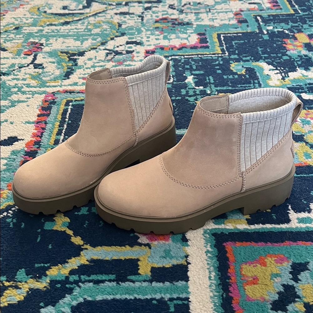 UGG BALLARD CHELSEA BOOTS In Mustard Seed